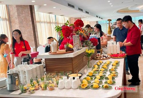 Không gian buffet mang đến hơn 20 món ăn và thức uống chế biến từ sầu riêng.