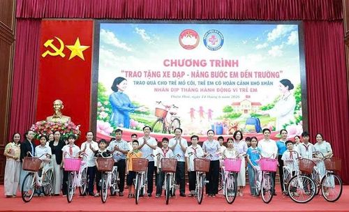 Trao quà cho trẻ mồ côi, trẻ có hoàn cảnh đặc biệt khó khăn nhân Tháng hành động vì trẻ em tại xã Thiệu Hóa.