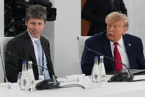 Tổng thống Mỹ Donald Trump trò chuyện với Giám đốc điều hành của OpenAI, Sam Altman, trong một cuộc họp với các nhà lãnh đạo tại Hội nghị thượng đỉnh G7, ngày 17 tháng 6 năm 2026, tại Evian-les-Bains, Pháp. Ảnh: AP