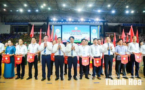 Các đồng chí: Chủ tịch UBND tỉnh Nguyễn Hoài Anh; Phó Bí thư Thường trực Tỉnh ủy, Chủ tịch HĐND tỉnh Nguyễn Hồng Phong cùng các đại biểu trao cờ lưu niệm cho các đoàn vận động viên.