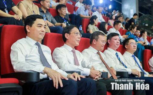 Chủ tịch UBND tỉnh Nguyễn Hoài Anh; Phó Chủ tịch UBND tỉnh Đầu Thanh Tùng cùng các đại biểu dự lễ khai mạc đại hội.