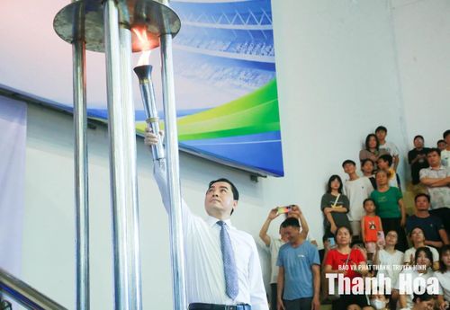 Chủ tịch UBND tỉnh Nguyễn Hoài Anh thực hiện nghi thức thắp lửa truyền thống khai mạc Đại hội TDTT tỉnh Thanh Hóa lần thứ X.