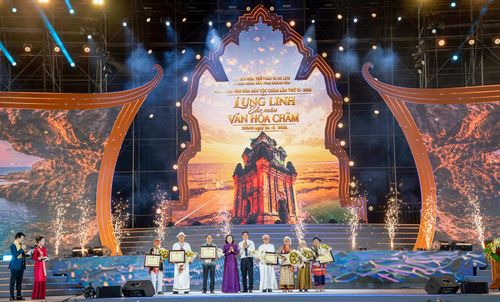 Thứ trưởng Bộ Văn hóa, Thể thao và Du lịch Trịnh Thị Thủy cùng đồng chí Nguyễn Long Biên, Ủy viên Ban Thường vụ Tỉnh ủy, Phó Chủ tịch Thường trực UBND tỉnh Khánh Hòa tặng bằng khen cho 7 nghệ nhân tiêu biểu.