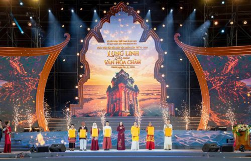 Phó Chủ tịch nước Võ Thị Ánh Xuân tặng quà cho các địa phương tham gia ngày hội.