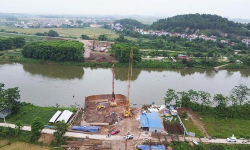 Nhà thầu huy động máy móc, phương tiện tăng tốc thi công cầu Vân Hà. 