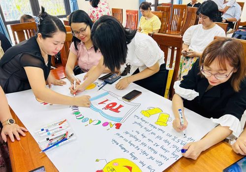 Giáo viên Trường Tiểu học Tiểu La (phường An Hải) trong một hoạt động sinh hoạt chuyên môn. Ảnh: N.H