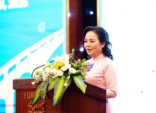 Chủ tịch Hiệp hội Xúc tiến phát triển Điện ảnh Việt Nam Ngô Phương Lan, đồng Trưởng ban tổ chức Liên hoan phim châu Á Đà Nẵng lần thứ IV phát biểu tại họp báo. Ảnh: NGỌC HÀ