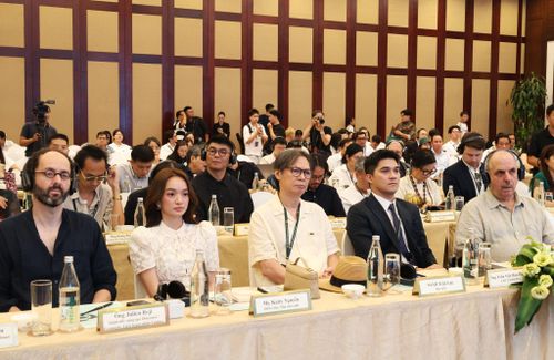 Nhiều nghệ sĩ, chuyên gia tham dự họp báo. Ảnh: NGỌC HÀ