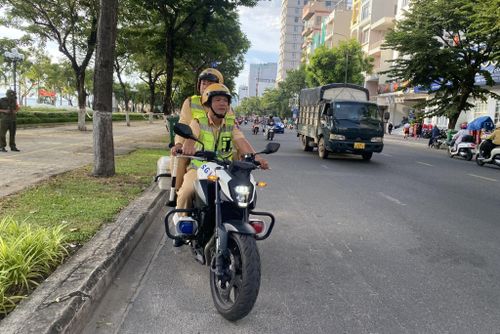 Lực lượng cảnh sát giao thông tuần tra, đảm bảo an toàn cho người dân và du khách. Ảnh: VĨNH LỘC