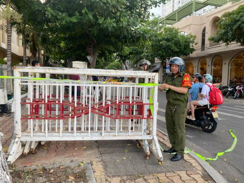 Lực lượng tại chỗ được phân công chốt chặn, tuần tra chặt chẽ trên cả đường bộ lẫn đường sông. Ảnh: VĨNH LỘC