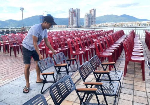Nhiều nhà hàng, quán ăn có tầm nhìn xem pháo hoa bổ sung số lượng chỗ ngồi. Ảnh: VĨNH LỘC