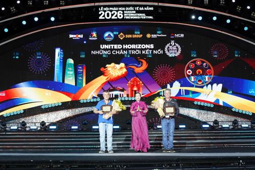 Trưởng Ban tổ chức Lễ hội pháo hoa quốc tế Đà Nẵng 2026 Nguyễn Thị Anh Thi (giữa) trao kỷ niệm chương cho đại diện 2 đội.