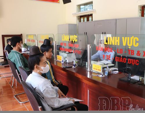 Theo quy định mới, UBND cấp xã có trách nhiệm cập nhật, chia sẻ thông tin về giao dịch đã được công chứng, chứng thực tại đơn vị mình vào Cơ sở dữ liệu. Trong ảnh: Cán bộ Trung tâm Phục vụ hành chính công xã Na Son thực hiện thủ tục chứng thực cho người dân.
