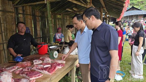 Thịt lợn bản địa là nguyên liệu tươi ngon được nhiều du khách lựa chọn.