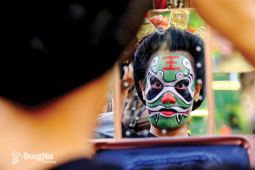 Nghệ sĩ Kiều My hóa trang chuẩn bị biểu diễn. Ảnh: Bùi Ngọc Thắng