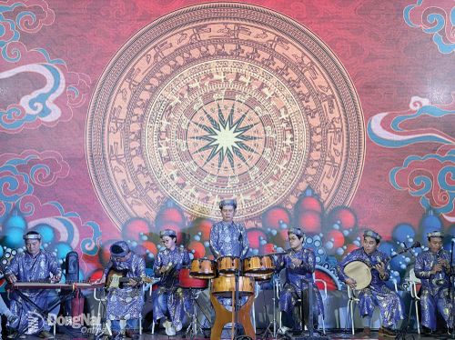 Hòa tấu dân tộc từ các nhạc sĩ, nhạc công. Ảnh: Nguyễn Thị Tuyết Nhung