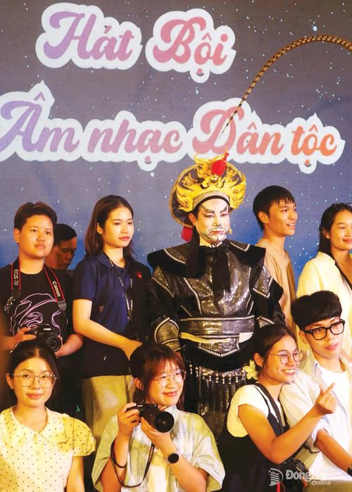Nghệ sĩ hát bội và bạn trẻ chụp ảnh lưu niệm sau chương trình. Ảnh: Cao Hồ Thùy Dương