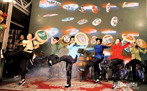 Màn múa vè hát bội đầy sắc màu. Ảnh: Trương Bảo Anh