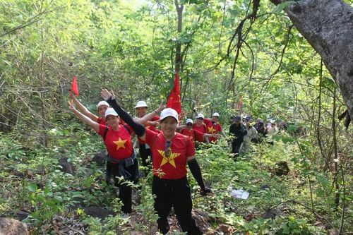 Các vận động viên vừa leo núi vừa check-in cùng khung cảnh thiên nhiên tươi đẹp của núi Chư Mố. Ảnh: Vũ Chi 