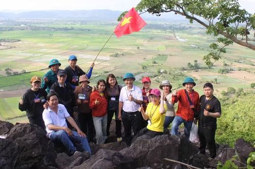  Khung cảnh bình yên từ đỉnh núi Chư Mố nhìn xuống. Ảnh: Vũ Chi 