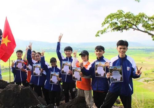  Các bạn trẻ hào hứng check-in sau khi chinh phục đỉnh núi Chư Mố. Ảnh: Vũ Chi 