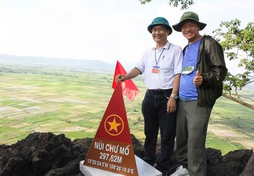  Các vận động viên check-in tại cột mốc trên đỉnh Chư Mố. Ảnh: Vũ Chi 