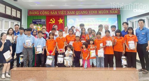 Trung tâm Công tác xã hội Ninh Thuận phối hợp với nhà hảo tâm tặng quà cho trẻ em dịp Quốc tế Thiếu nhi 1-6-2026.