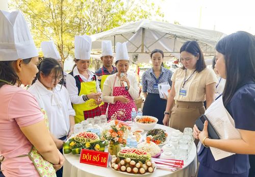 Ban Giám khảo chấm điểm bữa cơm và phần trình bày của đội thi.
