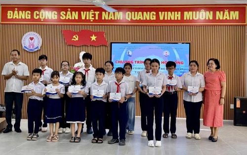 Lãnh đạo Trung tâm Bảo trợ xã hội và Công tác xã hội tỉnh trao học bổng cho trẻ em.