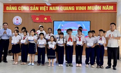 Lãnh đạo Quỹ Bảo trợ trẻ em Việt Nam và Sở Y tế trao học bổng cho trẻ em.