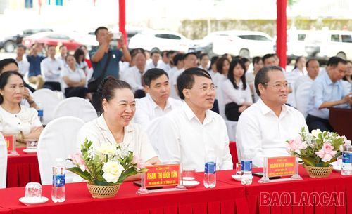 Các đại biểu dự lễ khánh thành.
