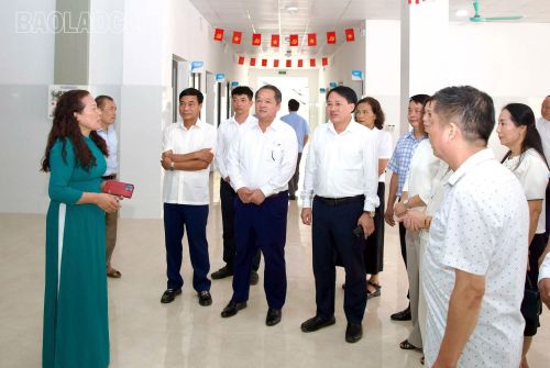 Các đại biểu tham quan Trung tâm Y tế khu vực Si Ma Cai.