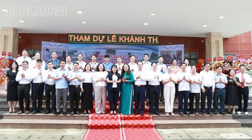 Các đại biểu chụp ảnh lưu niệm.