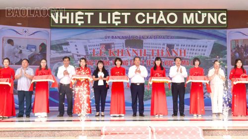 Các đại biểu cắt băng khánh thành Trung tâm Y tế khu vực Si Ma Cai.