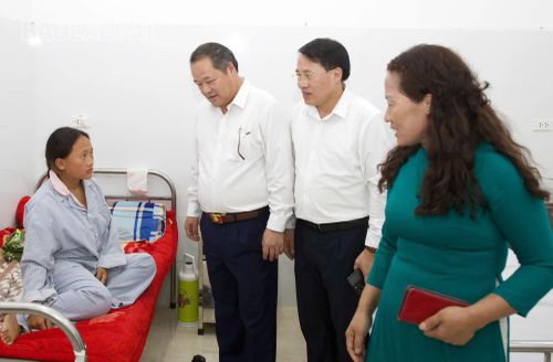 Thăm hỏi, động viên bệnh nhân điều trị tại Trung tâm Y tế khu vực Si Ma Cai.