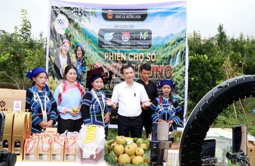 Phiên chợ số là hoạt động mới góp phần quảng bá, giới thiệu các sản phẩm đặc trưng của xã Mường Hum đến du khách bốn phương.