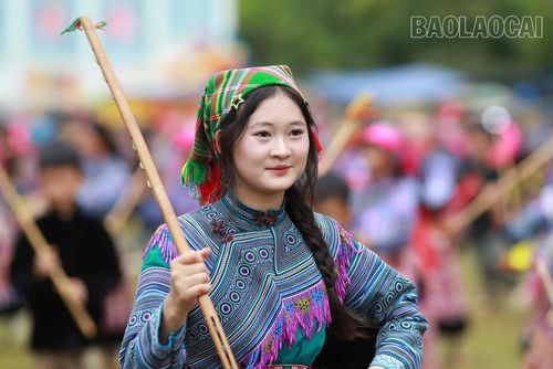 Những thiếu nữ Mông ở tuổi trăng tròn đang đắm mình trong điệu múa. Đôi mắt trong veo, nụ cười rạng rỡ bừng sáng cả khuôn mặt, làn da trắng hồng đặc trưng của con gái vùng cao là những ấn tượng khó phai trong lòng du khách.