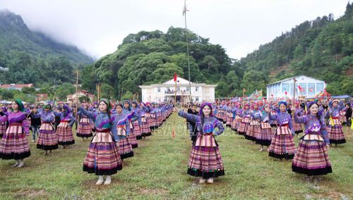 Từ trên cao nhìn xuống, những chiếc váy thổ cẩm nhiều màu sắc kết hợp tạo thành đóa hoa khổng lồ, rực rỡ và sống động giữa lòng núi rừng Si Ma Cai.