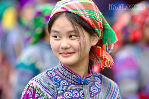 Những "đóa hoa rừng" rực rỡ nhất đã dùng vũ điệu và sắc màu váy áo của mình để tô thắm vùng đất Si Ma Cai, dệt nên bức tranh văn hóa độc đáo của vùng cao biên cương Lào Cai. Màn trình diễn múa sênh tiền lớn nhất Việt Nam đã khép lại, nhưng hình ảnh những "đóa hoa rừng" rực rỡ sắc màu sẽ còn đọng lại trong lòng du khách thập phương.