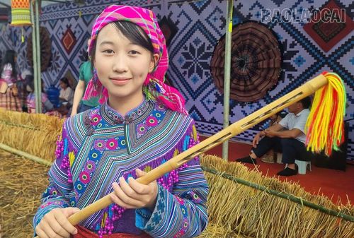 Gậy sênh tiền được gõ nhẹ vào lòng bàn tay hoặc cùi chỏ tạo nên những thanh âm độc đáo.