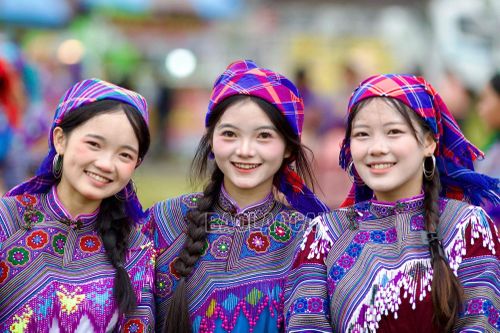 Ánh mắt những thiếu nữ Mông tràn ngập niềm tự hào khi được trình diễn nét đẹp văn hóa của dân tộc mình trước hàng nghìn du khách.