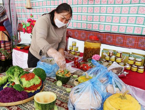 Các đội thi chế biến món ăn.