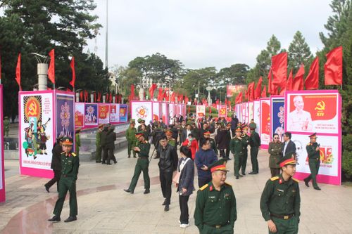 Tuyên truyền cổ động trực quan luôn có sức hấp dẫn riêng (ảnh chụp triển lãm tranh cổ động tại Quảng trường Lâm Viên)