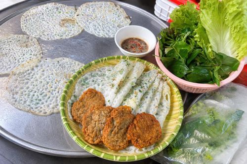 Một phần bánh xèo không nhân dao động từ 20.000 - 30.000 đồng.