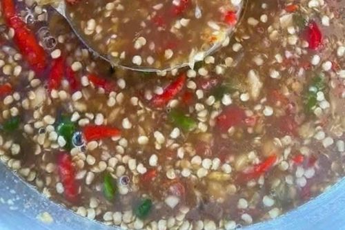 Mắm nêm cũng do chủ quán chế biến với vị đặc trưng