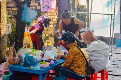 Không chỉ là món ăn phù hợp cho người có thu nhập thấp, đây còn là món ăn níu giữ chân thực khách trẻ.