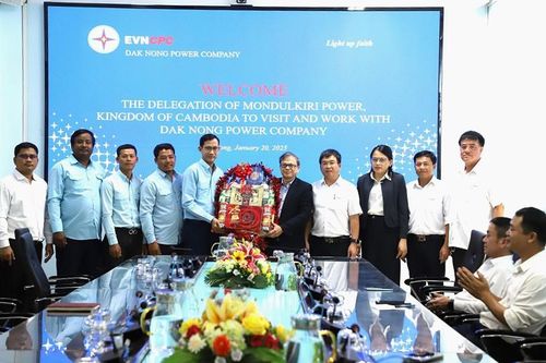 Điện lực Mondulkiri thăm Công ty Điện lực Đắk Nông nhân dịp Tết Nguyên đán 2025.