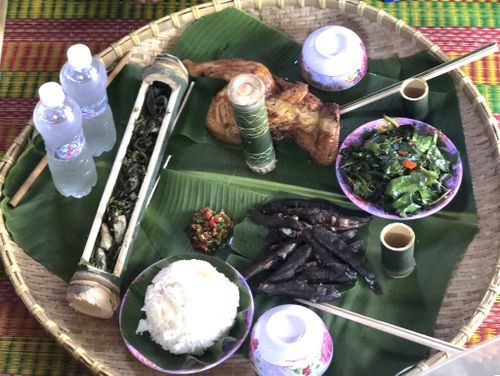 Mâm cơm gia đình ngoài cá suối, còn có lá bép xào tỏi.
