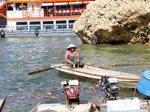 Bến nước Bích Hạ vốn ồn ào, giờ chỉ có những mảnh đời nhỏ bé mưu sinh.