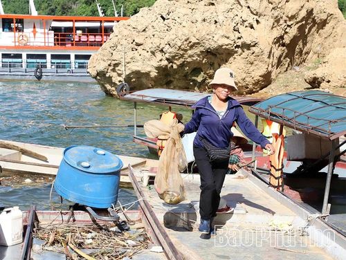 Trên bến nước Đà giang có những người đàn bà dành cả tuổi thanh xuân để đưa cá lên bờ nhưng dường như cuộc đời họ chưa bao giờ thực sự cập bến.